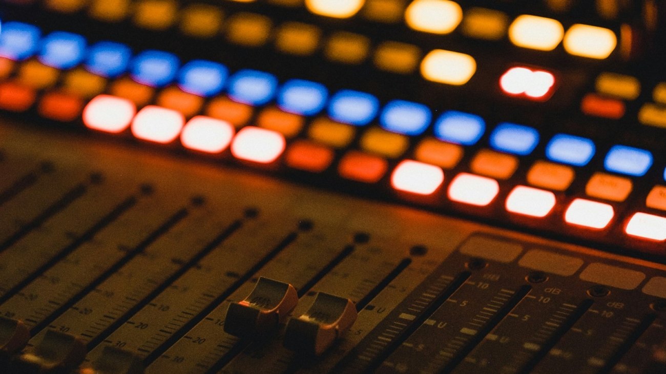 shallow focus photography of audio mixer