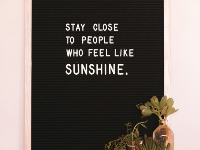 stay close to people who feels like sunshine quote